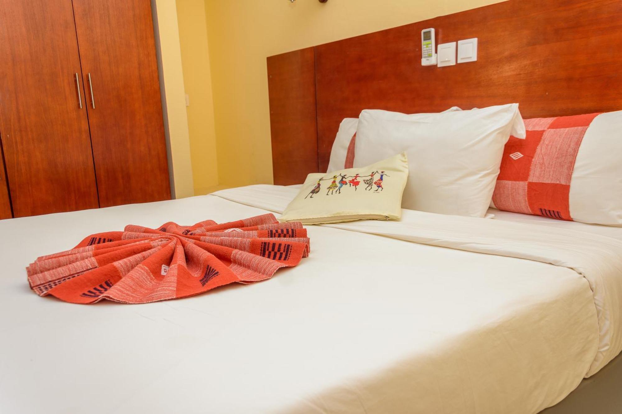 Hotel La Rose Blanche Korhogo Zewnętrze zdjęcie