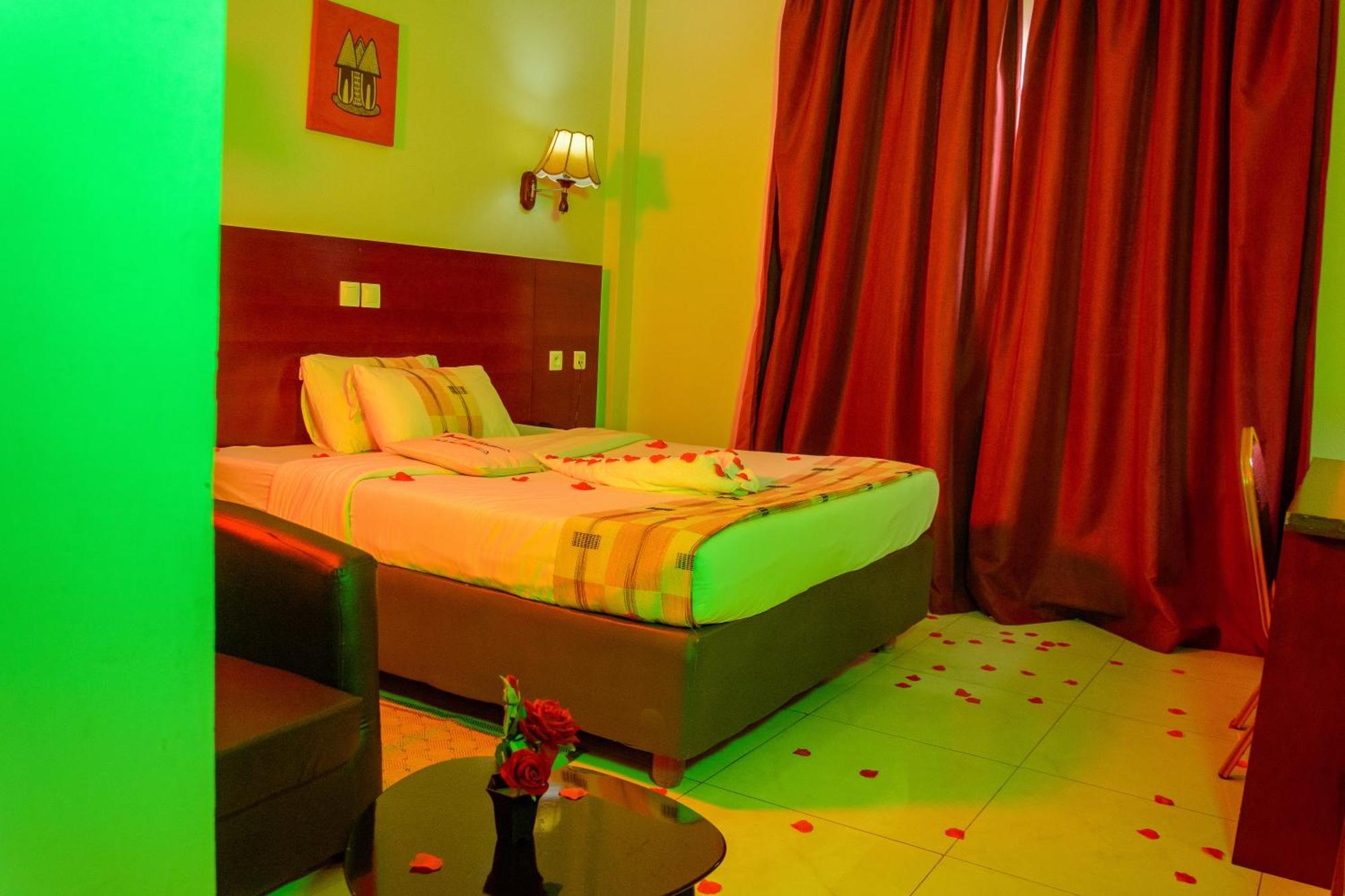 Hotel La Rose Blanche Korhogo Zewnętrze zdjęcie