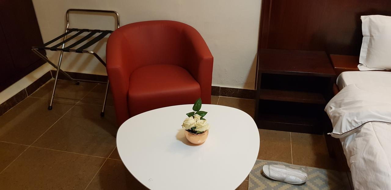 Hotel La Rose Blanche Korhogo Zewnętrze zdjęcie